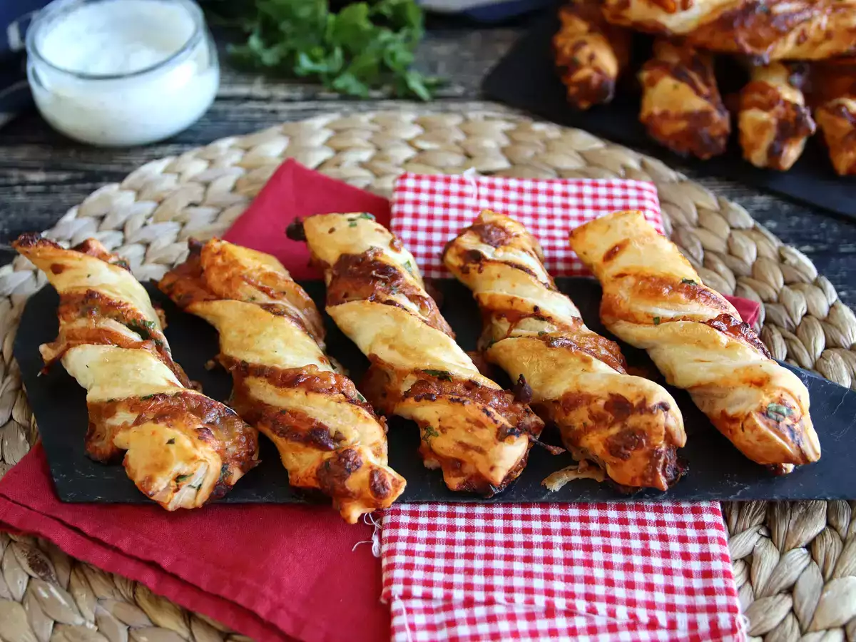 Макси извивки от бутер тесто (домати, шунка, моцарела, магданоз) - снимка 3