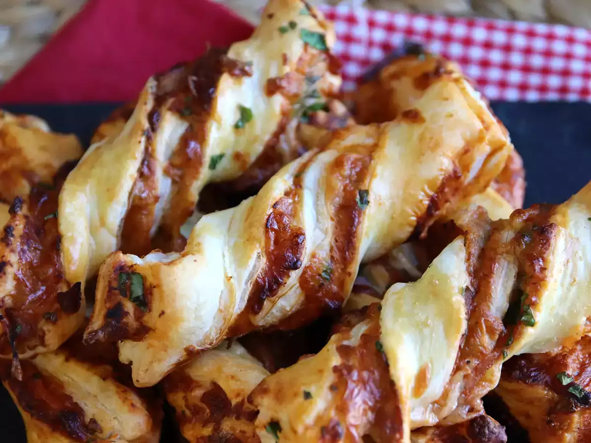 Макси извивки от бутер тесто (домати, шунка, моцарела, магданоз) - снимка 4