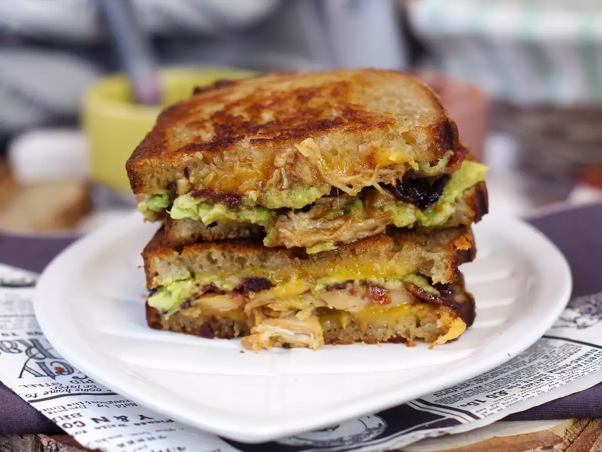 Макси сандвич тип американски grilled cheese с пилешко, авокадо и бекон - снимка 2