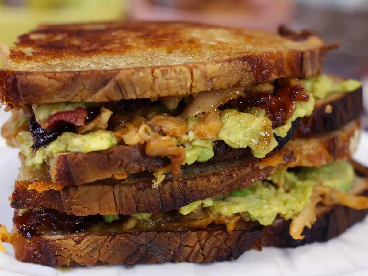 Макси сандвич тип американски grilled cheese с пилешко, авокадо и бекон - снимка 3