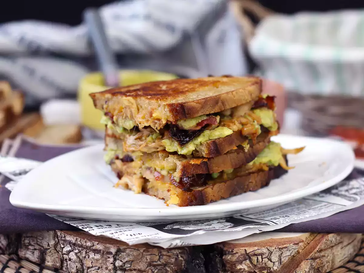 Макси сандвич тип американски grilled cheese с пилешко, авокадо и бекон - снимка 4