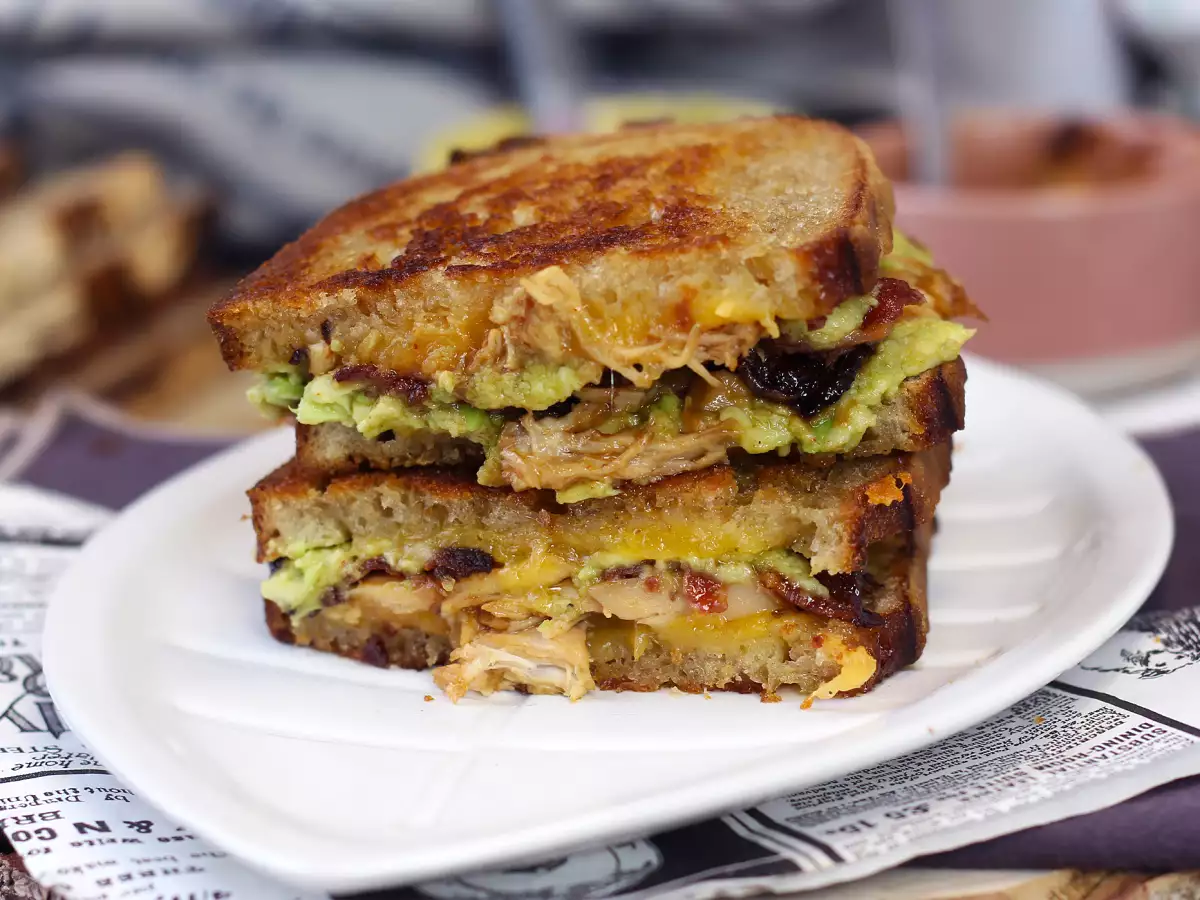 Макси сандвич тип американски grilled cheese с пилешко, авокадо и бекон - снимка 5