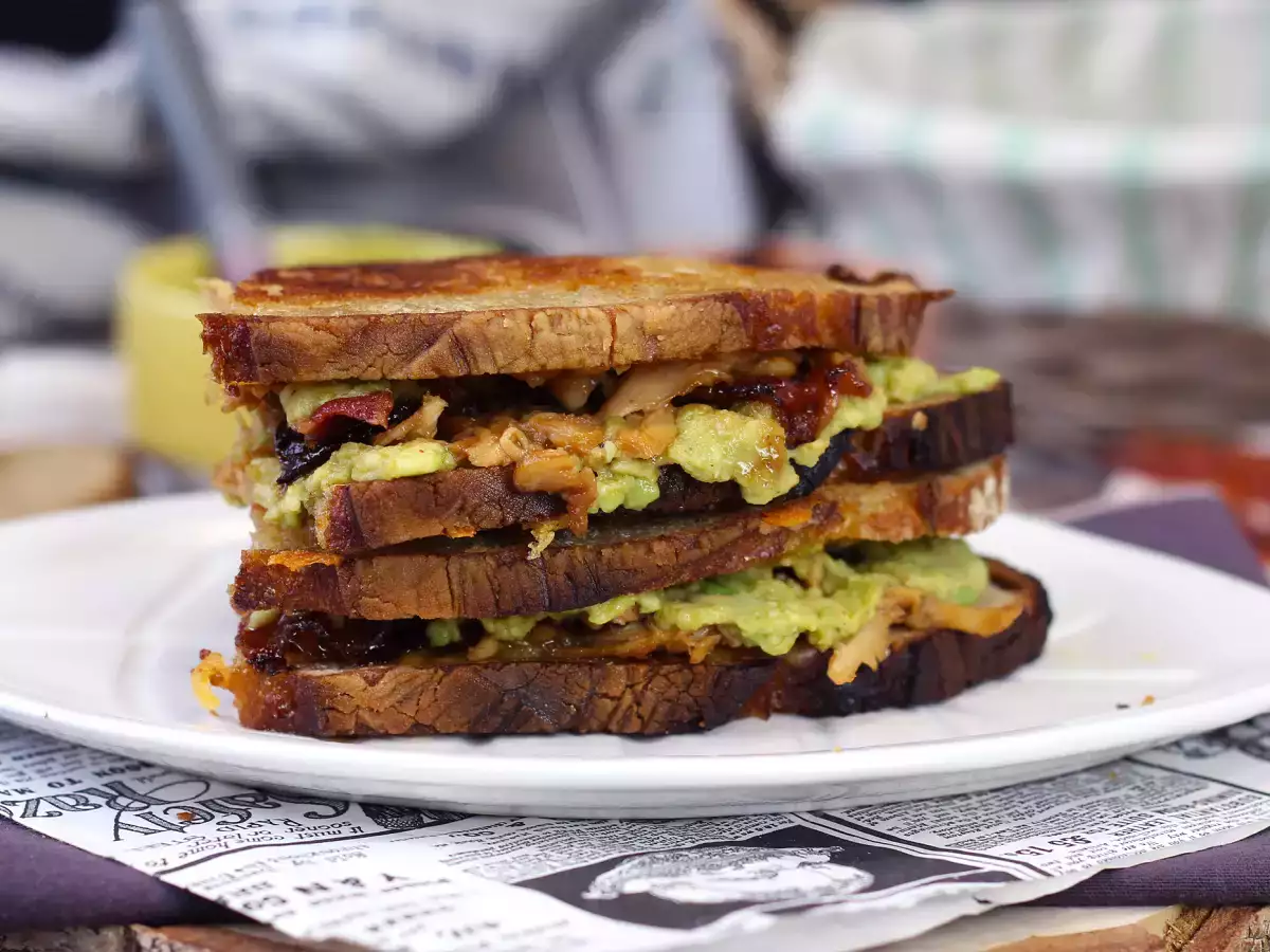 Макси сандвич тип американски grilled cheese с пилешко, авокадо и бекон - снимка 6