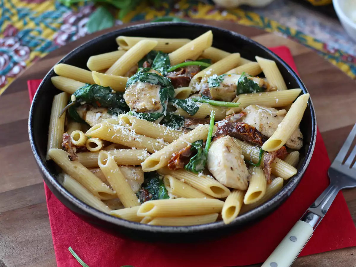 Marry Me Chicken Pasta: макаронени изделия с пилешко месо, сушени домати и пармезан - снимка 2
