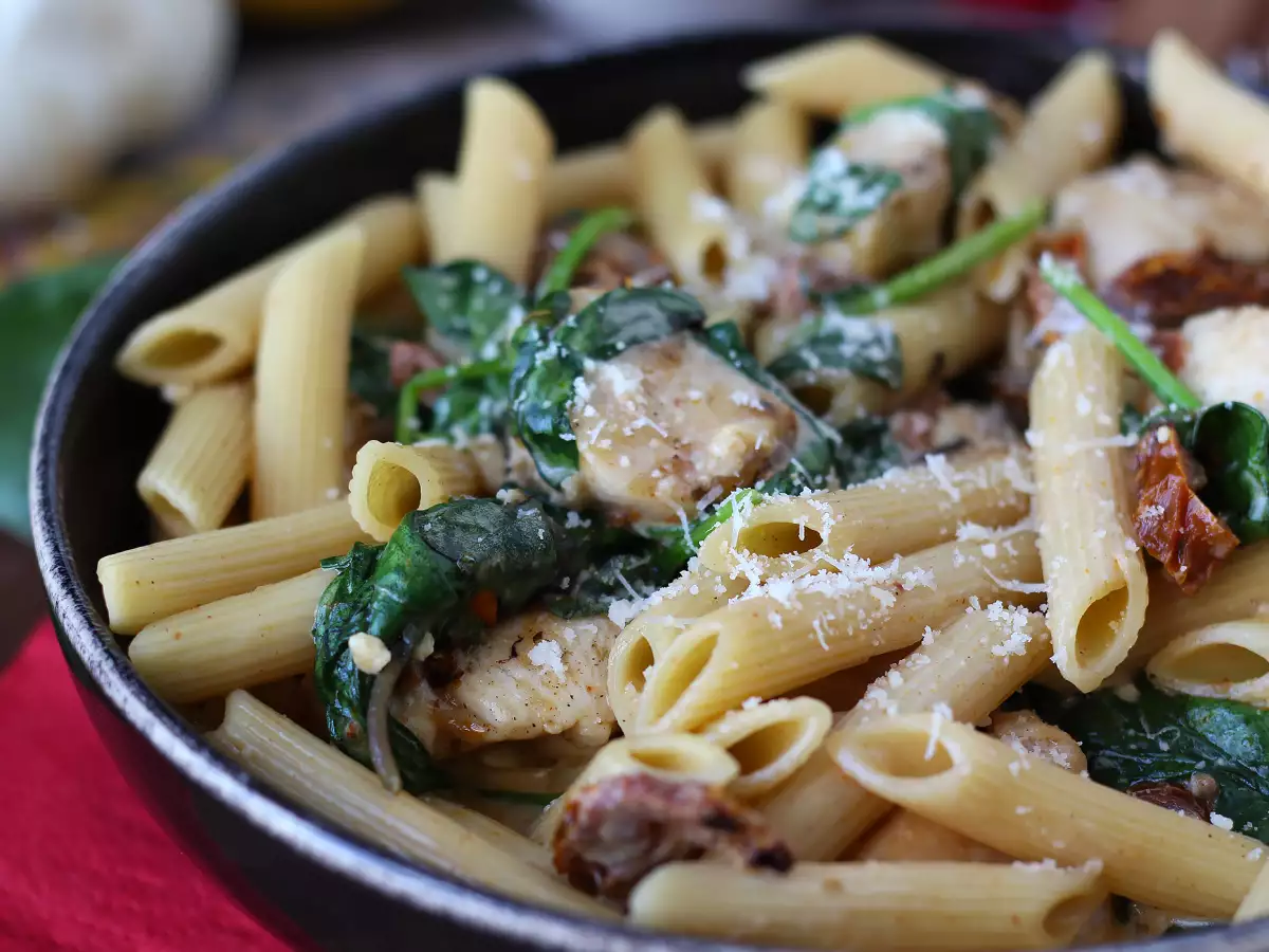 Marry Me Chicken Pasta: макаронени изделия с пилешко месо, сушени домати и пармезан - снимка 3