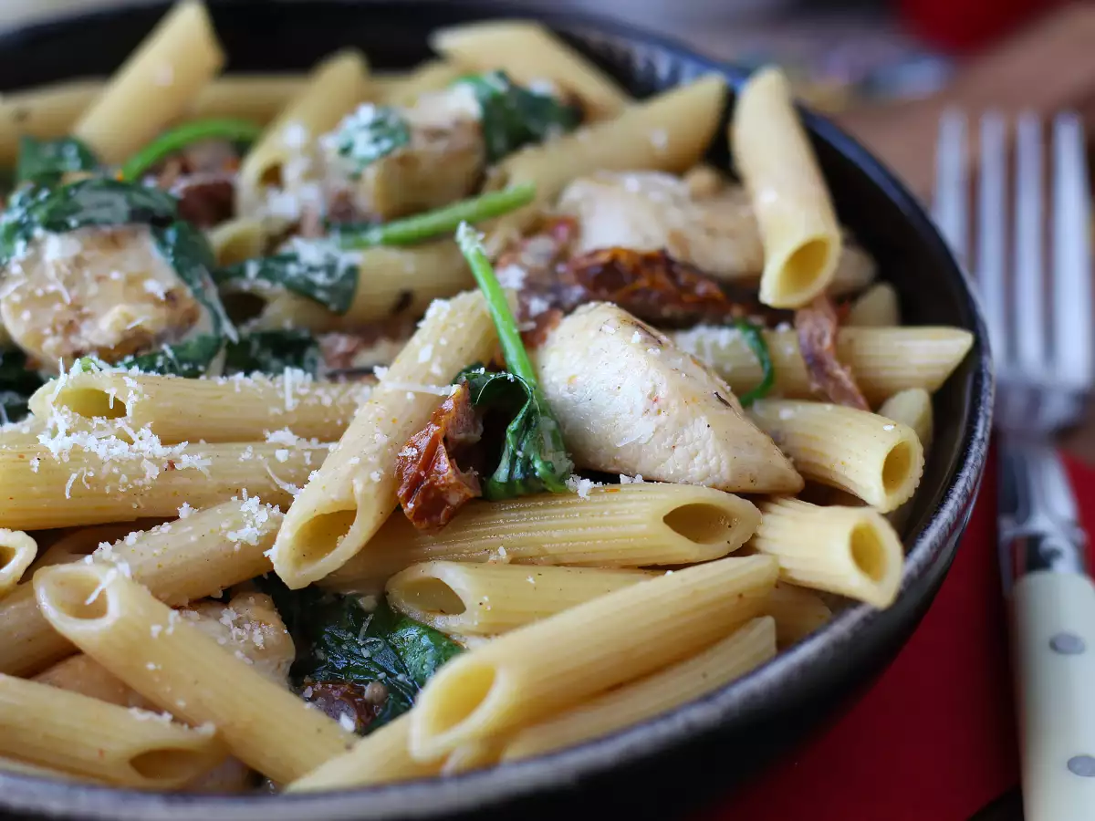 Marry Me Chicken Pasta: макаронени изделия с пилешко месо, сушени домати и пармезан - снимка 4