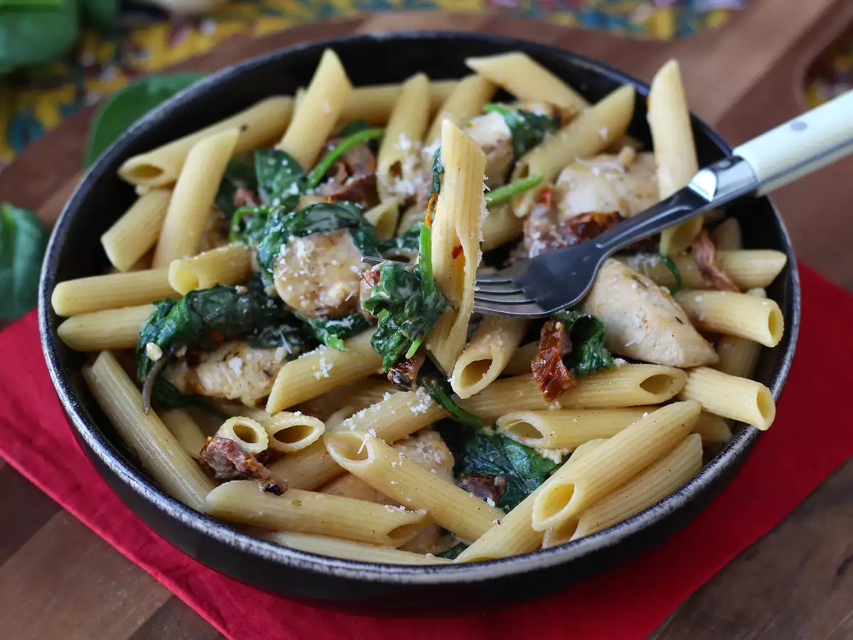 Marry Me Chicken Pasta: макаронени изделия с пилешко месо, сушени домати и пармезан - снимка 5