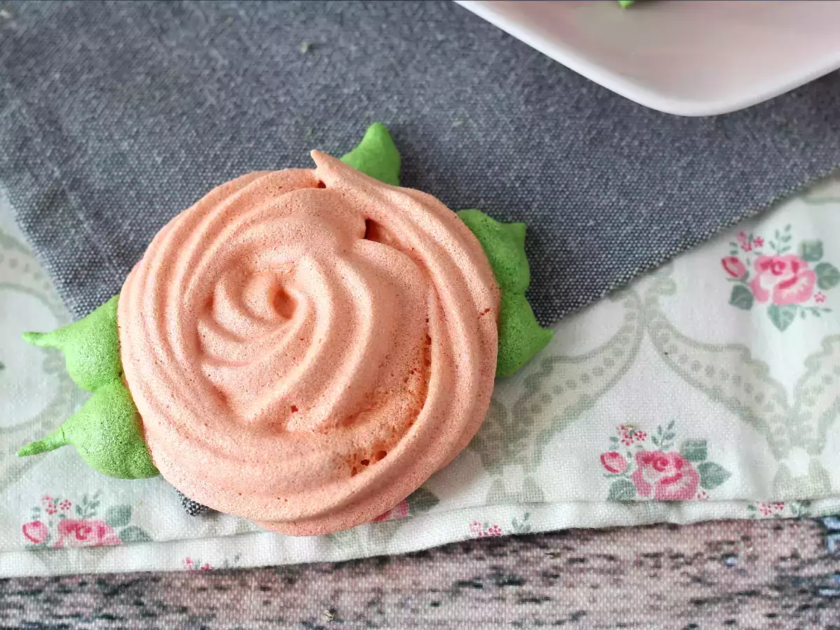 Меренгета във формата на сладки рози! - снимка 2