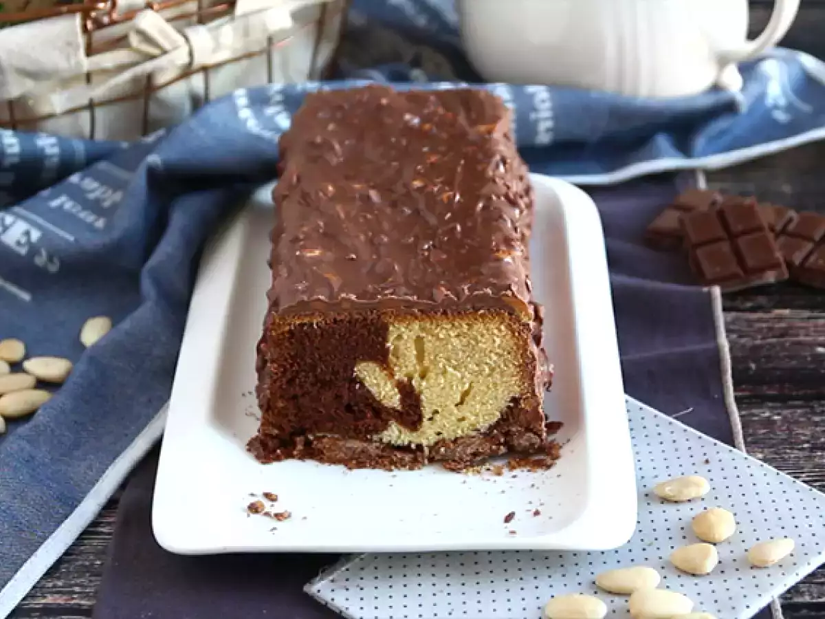 Мраморна бисквитена торта с бадемова глазура - снимка 2