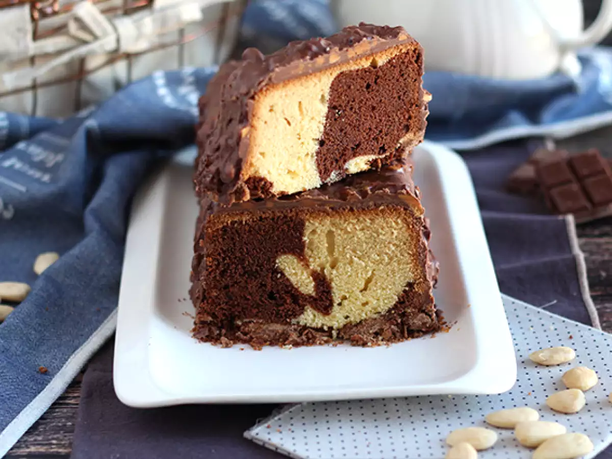 Мраморна бисквитена торта с бадемова глазура - снимка 3