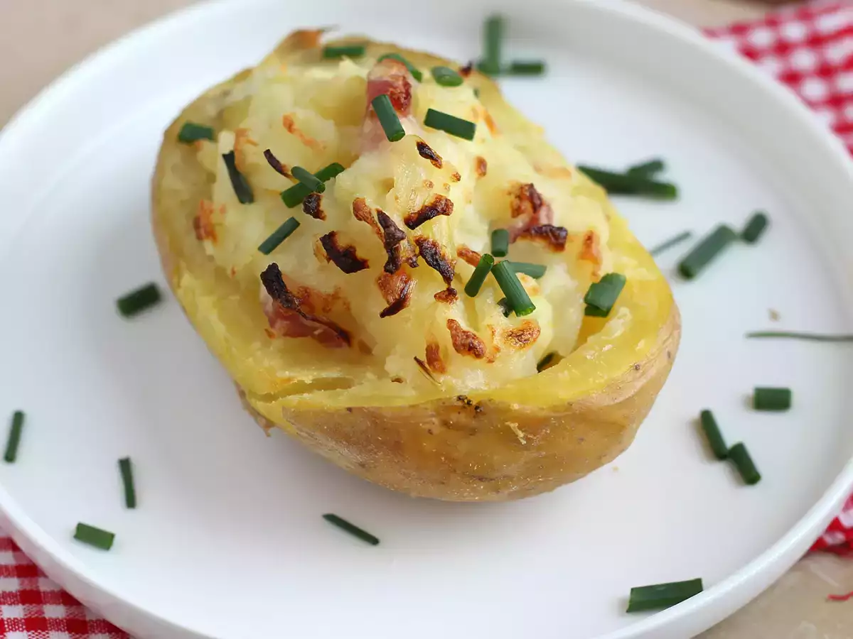 Пълнени печени картофи с бекон и кашкавал - снимка 4