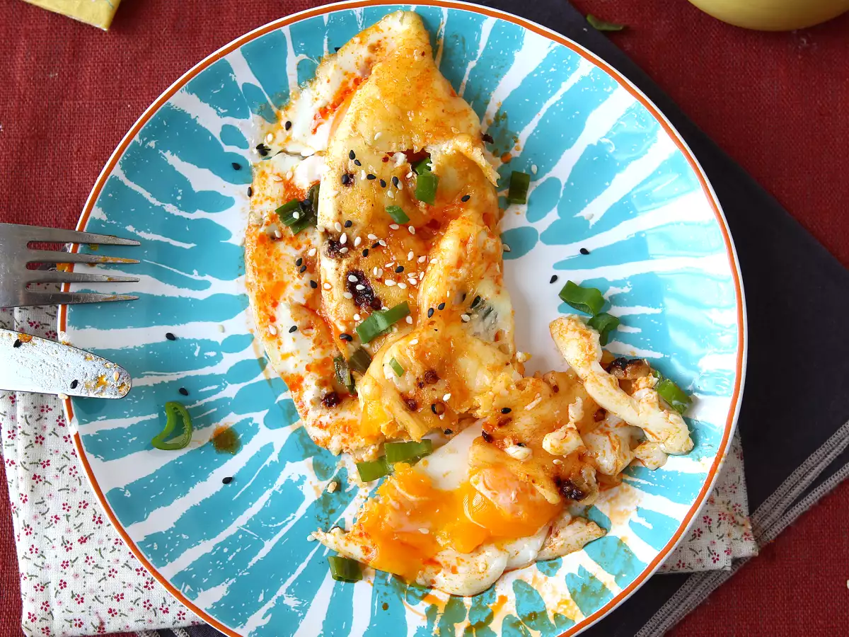 Пържени яйца с мед и моцарела - сладка, солена и пикантна експресна закуска! - снимка 2