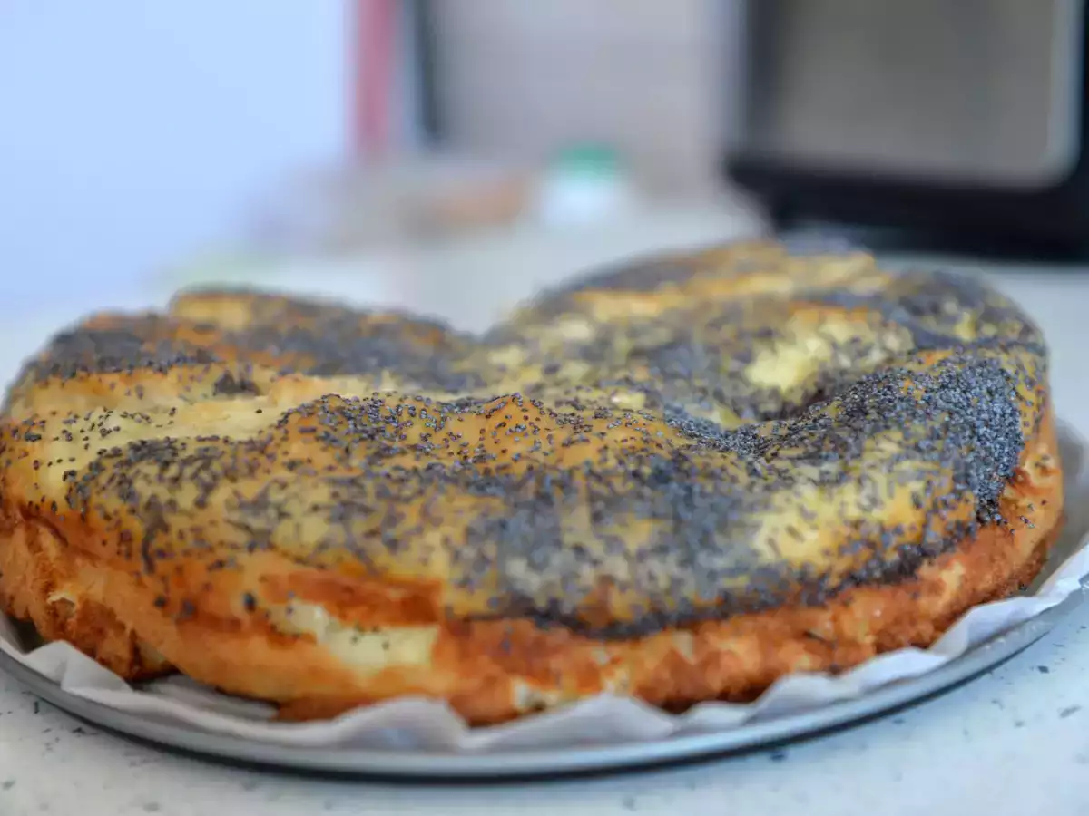 Пай със сладко сирене и кисело мляко в макова коричка - снимка 2