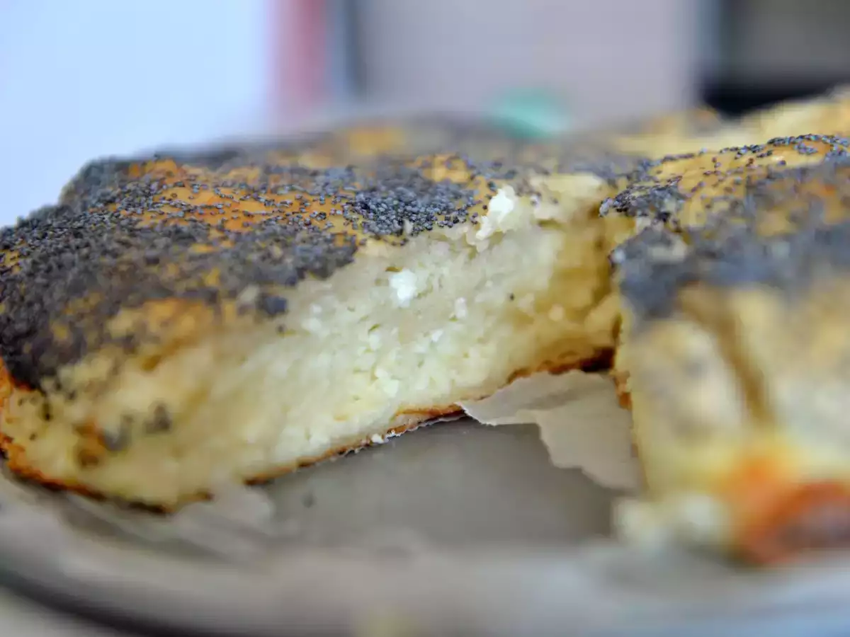 Пай със сладко сирене и кисело мляко в макова коричка - снимка 3