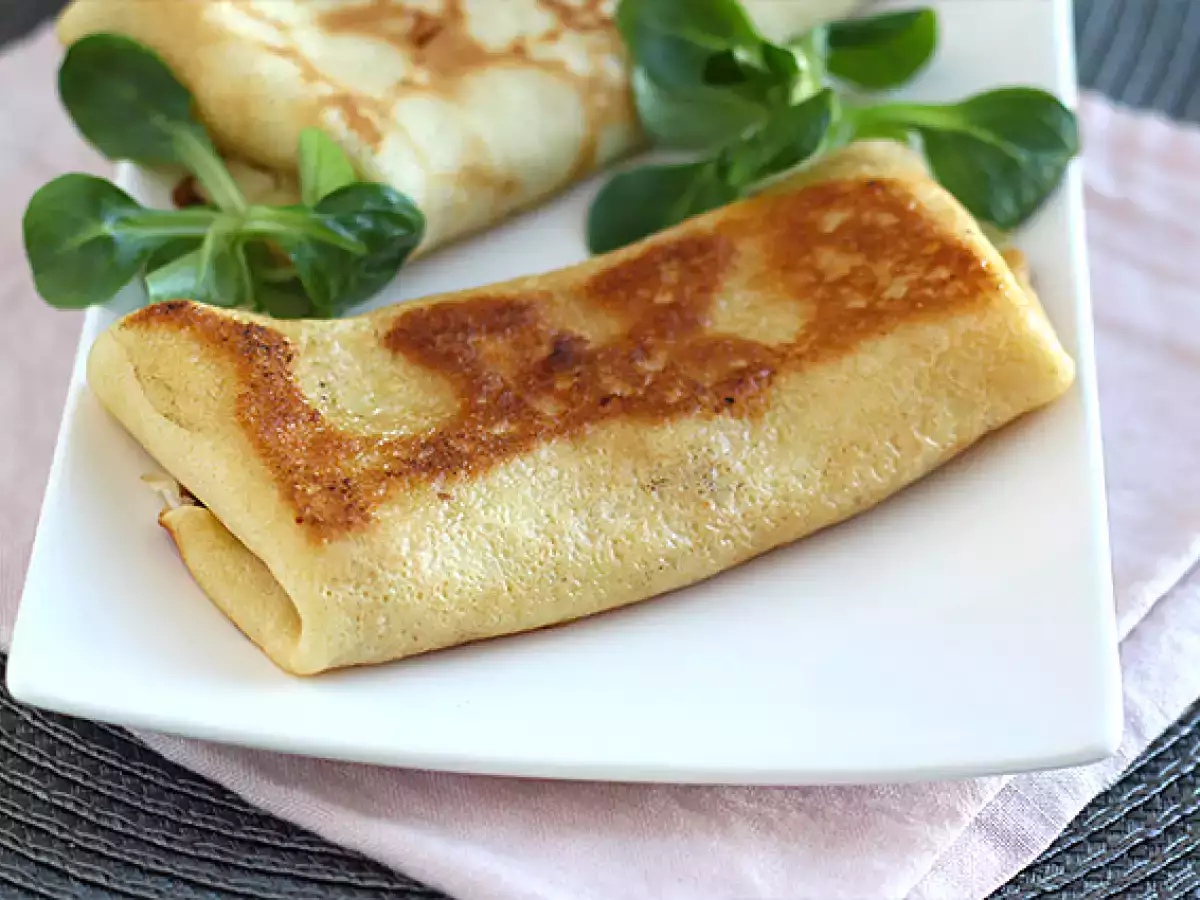 Палачинки с пълнеж от сос бешамел, сирене и шунка - снимка 3