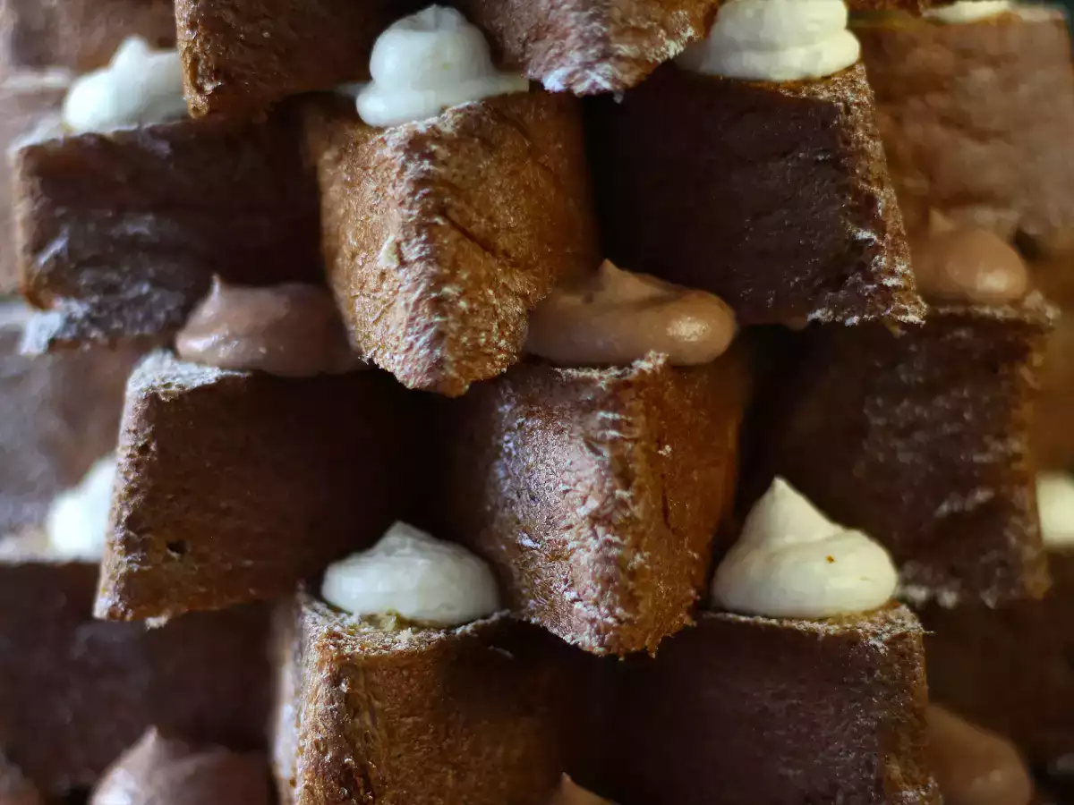 Пандоро бриош с пълнеж от крем с Nutella и ванилов крем във формата на коледна елха - снимка 2
