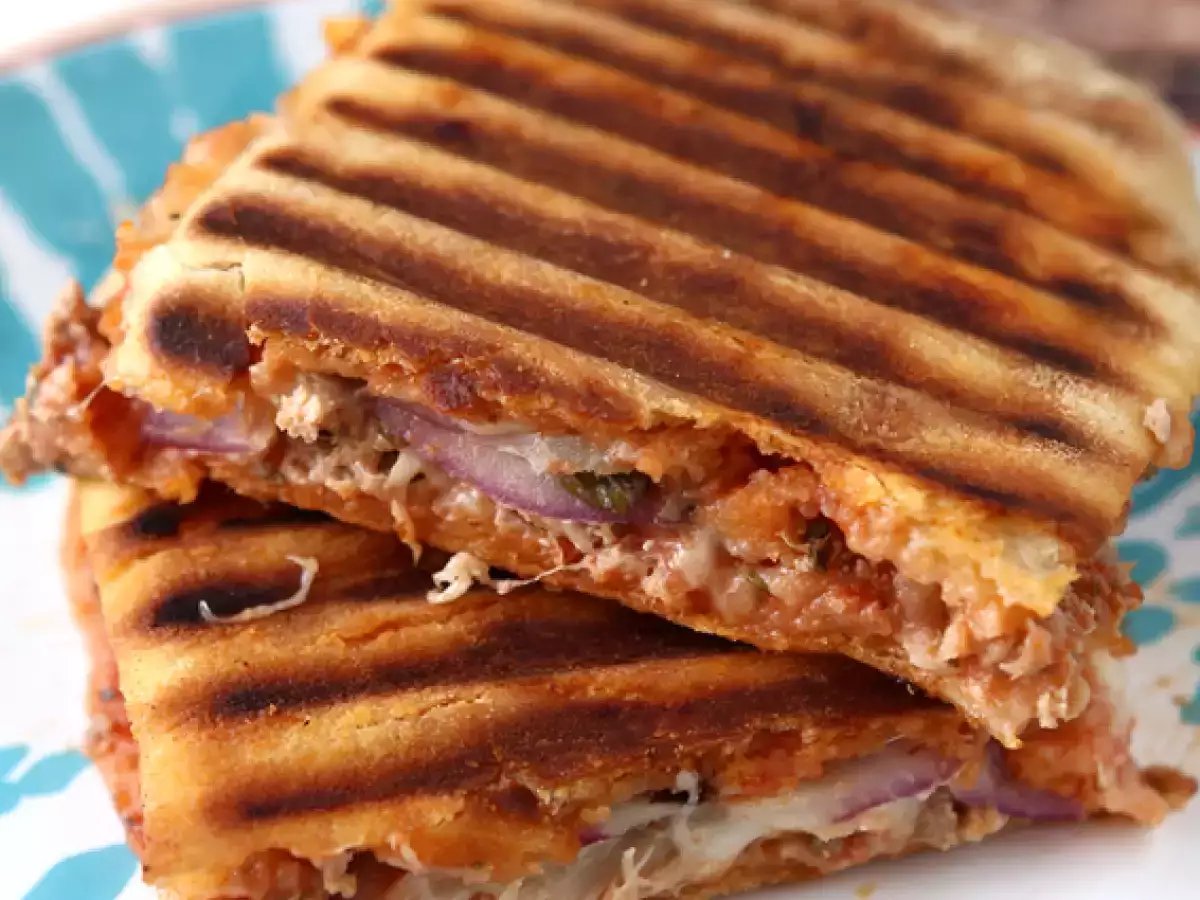 Панини с риба тон, домати и каперси - снимка 3