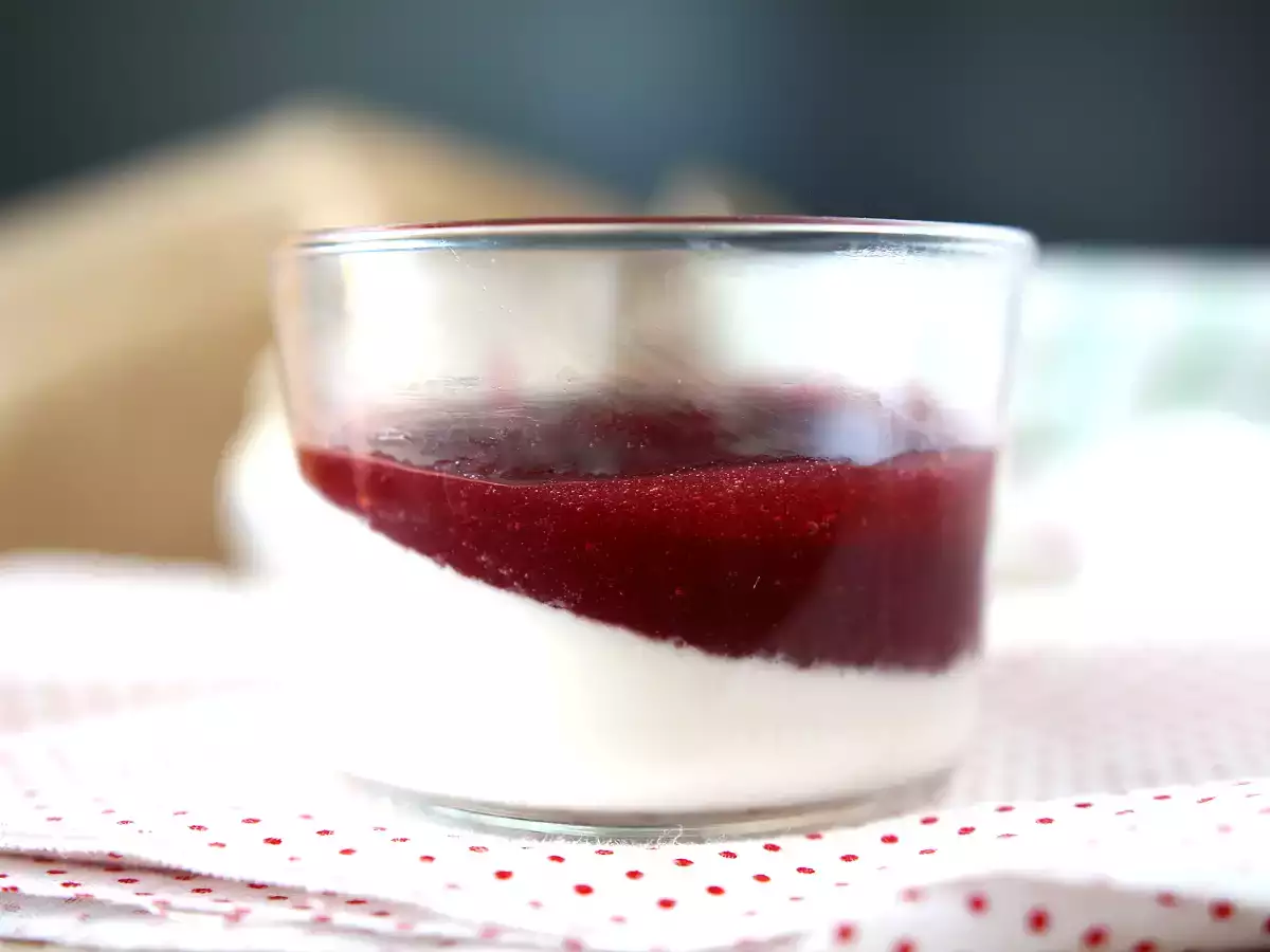 Panna cotta с кули от горски плодове - снимка 2