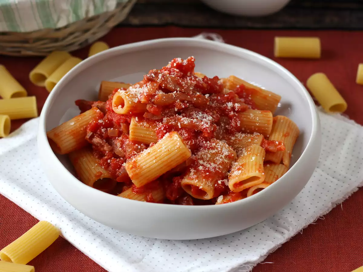 Pasta all'amatriciana, традиционната рецепта, обяснена стъпка по стъпка