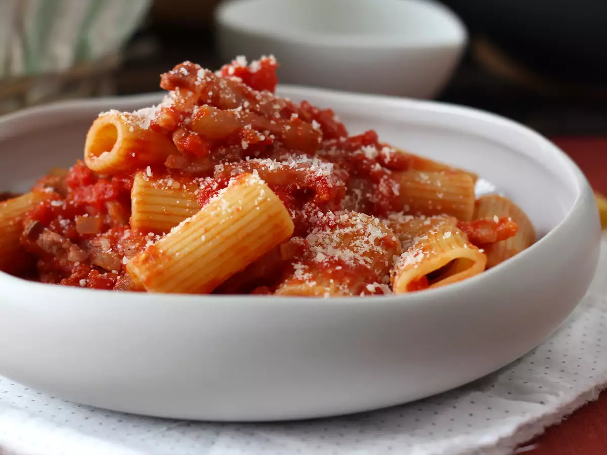 Pasta all'amatriciana, традиционната рецепта, обяснена стъпка по стъпка - снимка 2
