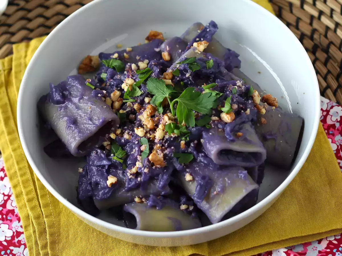 Паста с червено зеле и орехи - първото ястие, което изглежда добре и е лесно за приготвяне - снимка 5