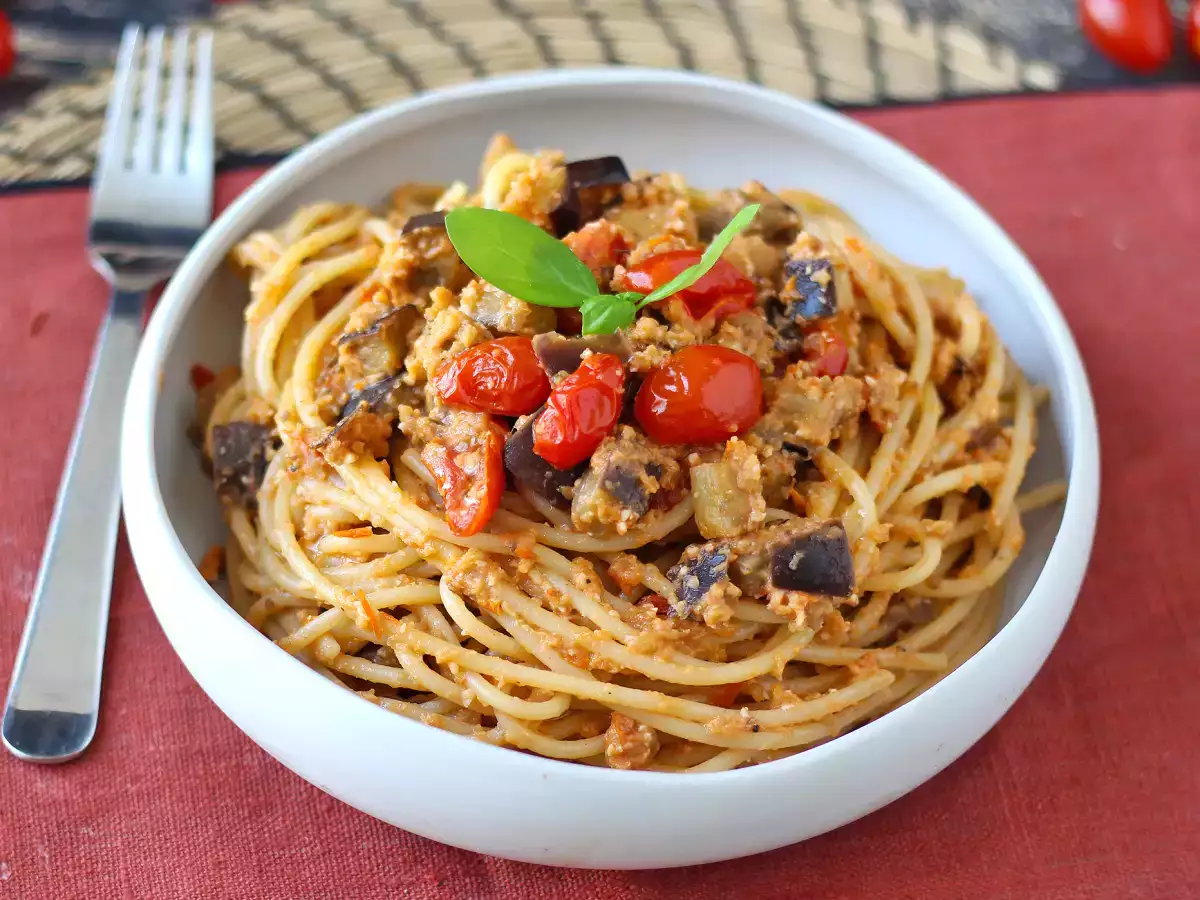 Паста с крем от патладжан и чери домати: проста и вкусна рецепта - снимка 4