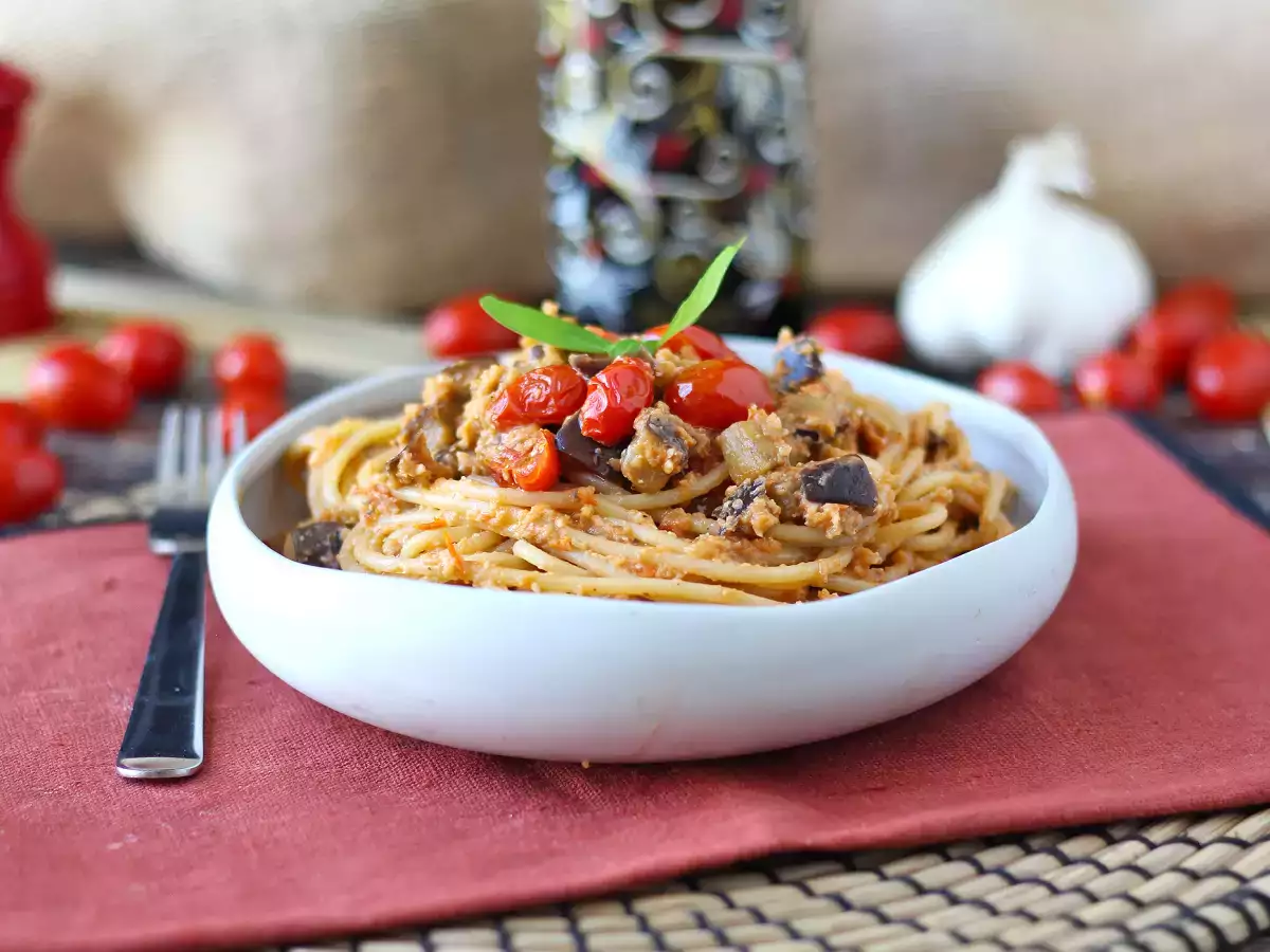 Паста с крем от патладжан и чери домати: проста и вкусна рецепта - снимка 5