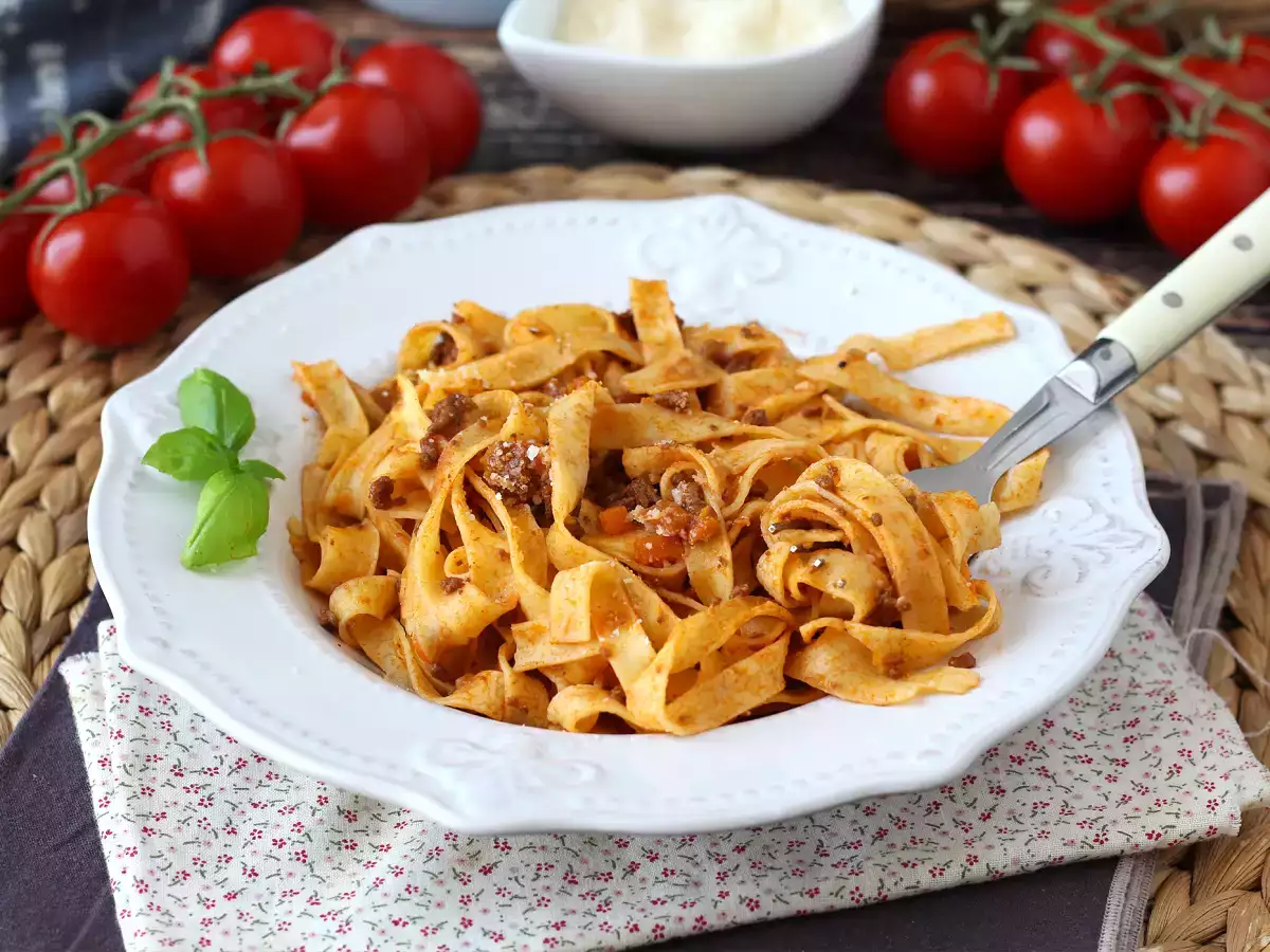 Паста със сос болонезе - tagliatelle al ragù alla bolognese - снимка 2