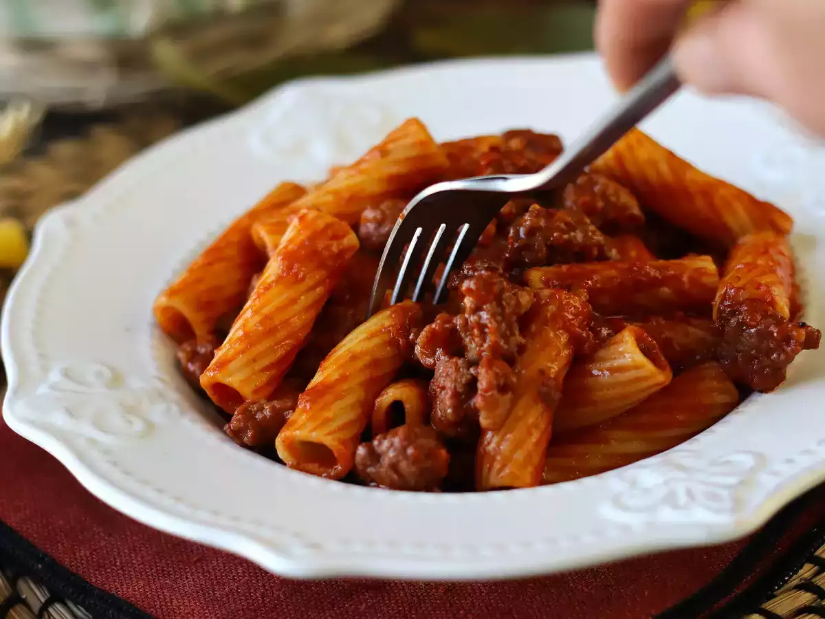 Паста със сос от колбаси: просто ястие с наситен вкус - снимка 3