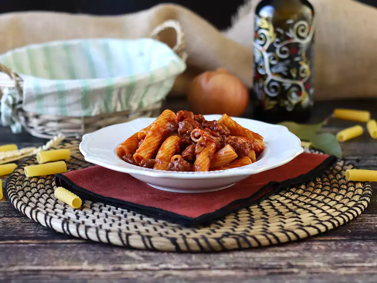 Паста със сос от колбаси: просто ястие с наситен вкус - снимка 7