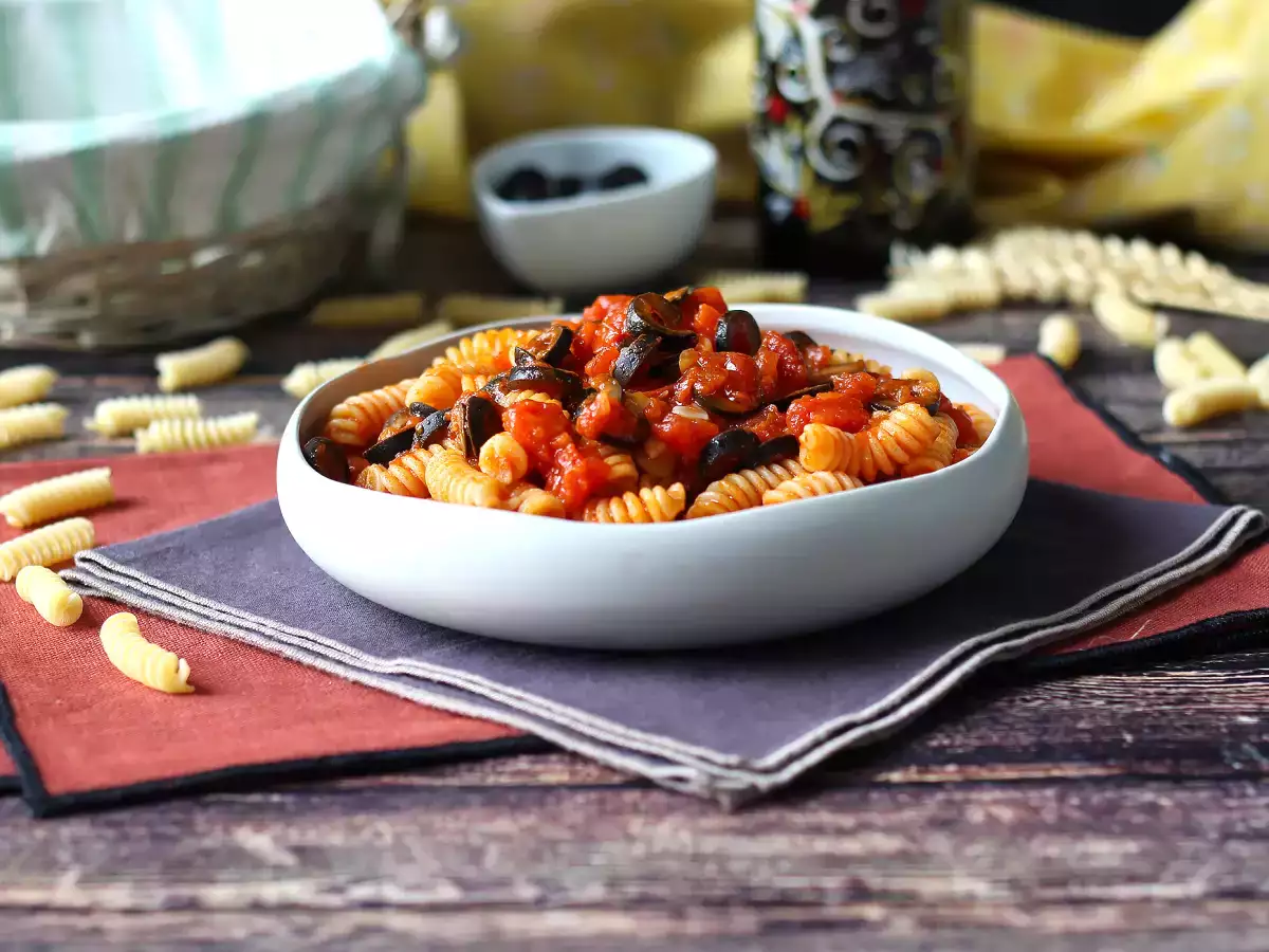 Паста със сос от маслини: евтина, вкусна и лесна за приготвяне! - снимка 2