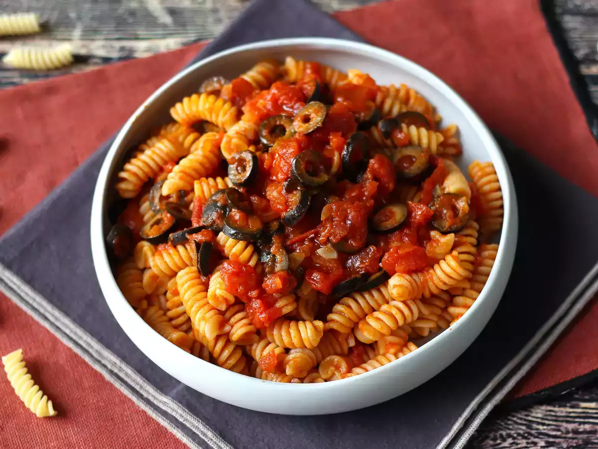 Паста със сос от маслини: евтина, вкусна и лесна за приготвяне! - снимка 3