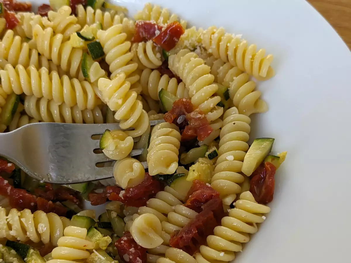 Паста с тиквички и сушени домати: бързо и много вкусно ястие! - снимка 4