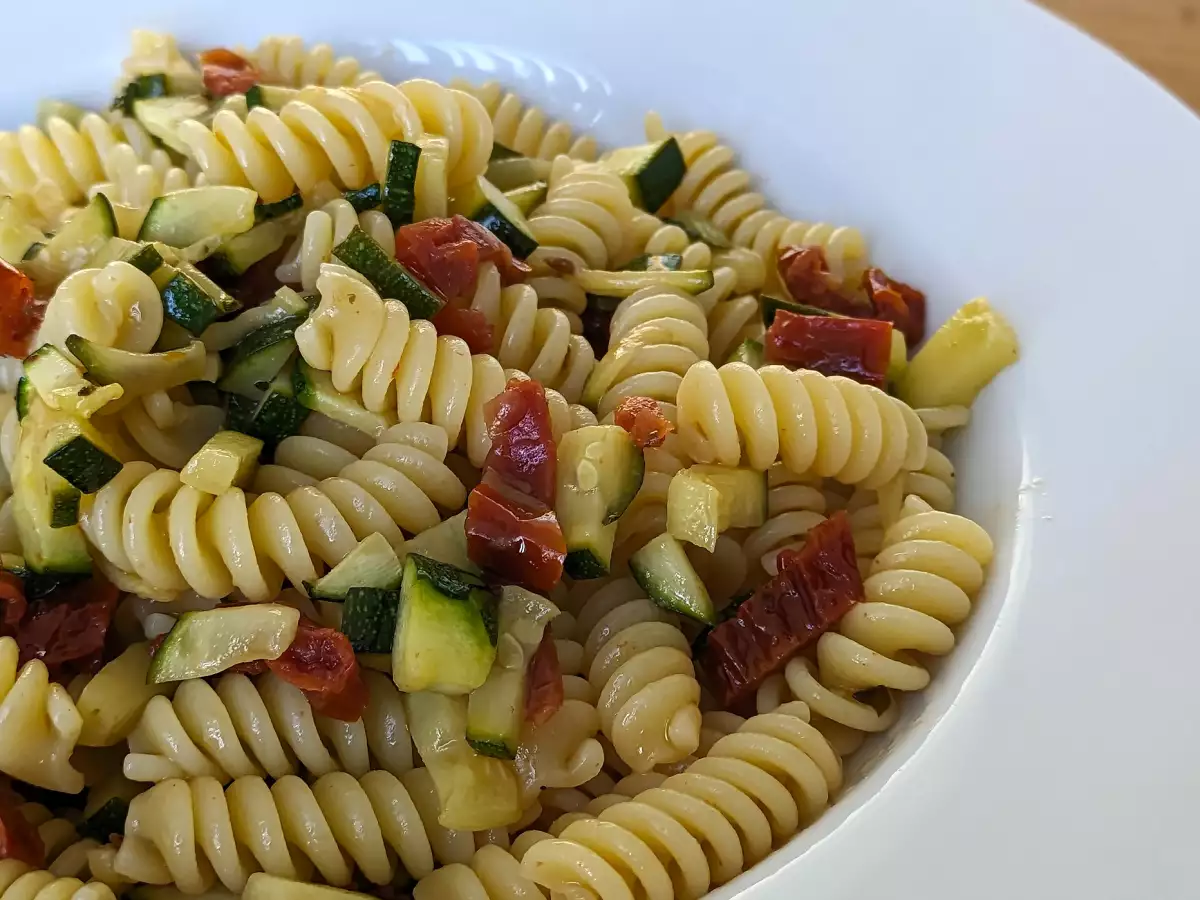 Паста с тиквички и сушени домати: бързо и много вкусно ястие! - снимка 5