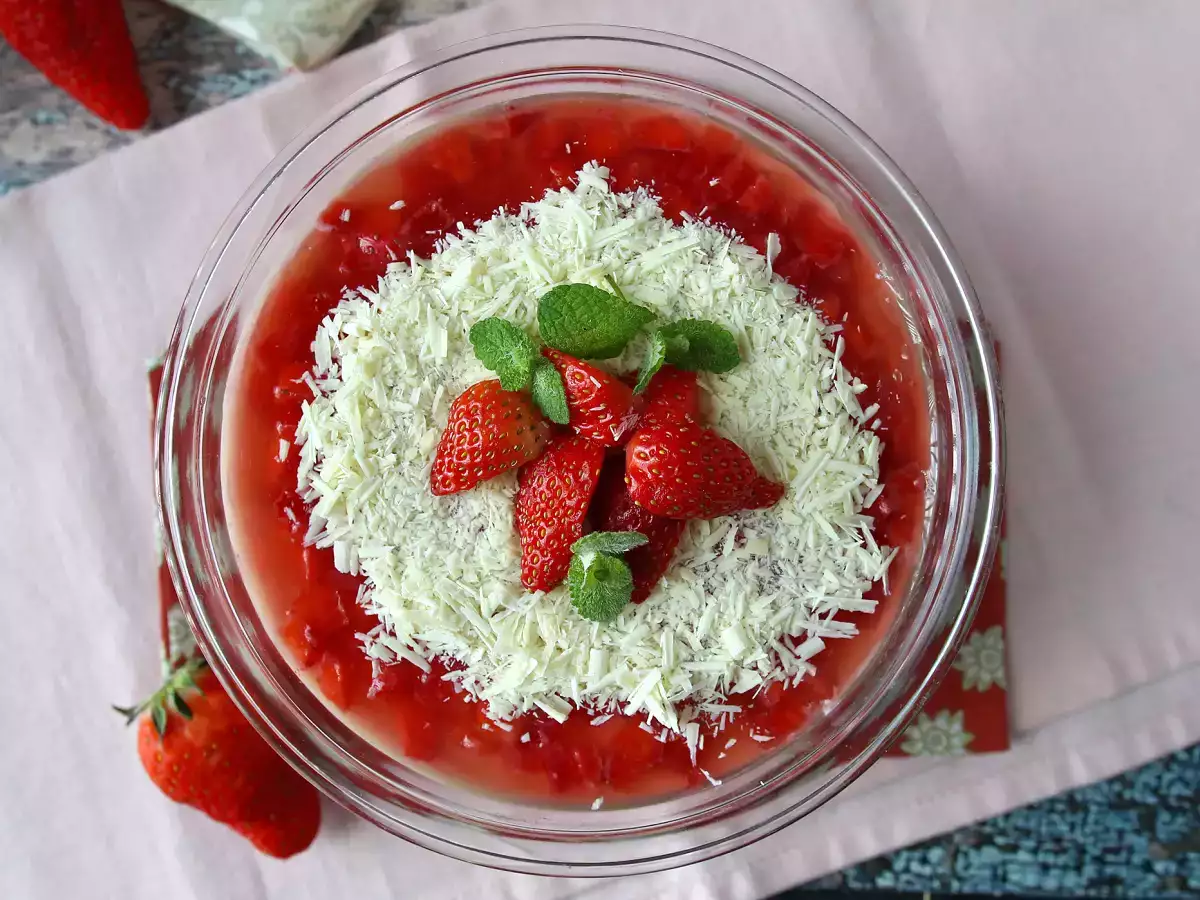 Pavê de morango - бразилски десерт от ягоди и кондензирано мляко, който се консумира най-добре студен - снимка 4