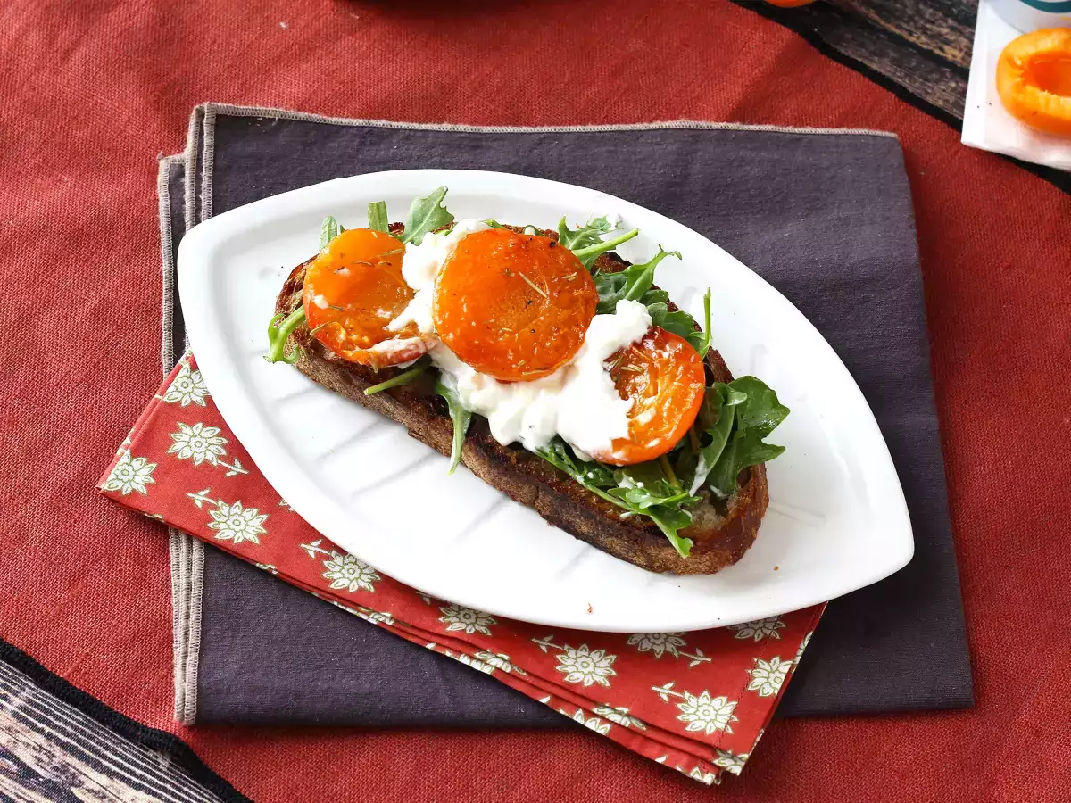 Печени кайсии, рукола и бурата върху тост - снимка 3