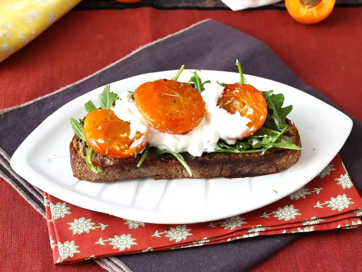 Печени кайсии, рукола и бурата върху тост - снимка 5