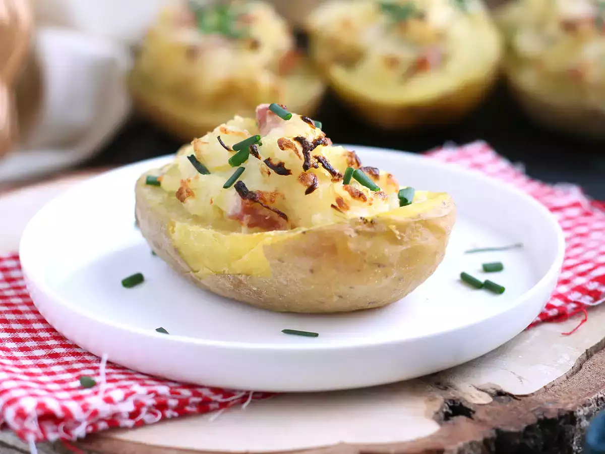 Печени картофи, пълнени с бекон и сирене - снимка 3