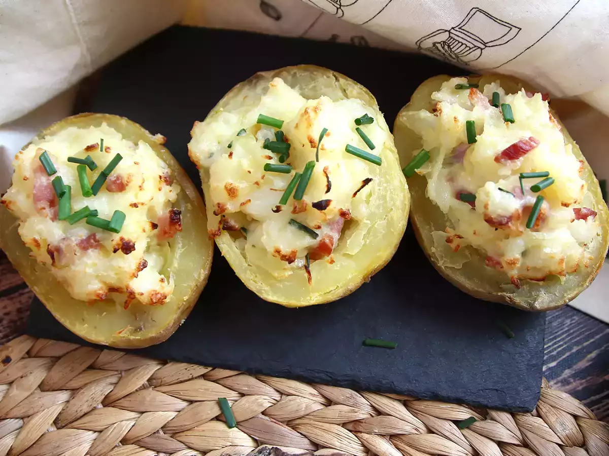 Печени картофи, пълнени с бекон и сирене - снимка 5