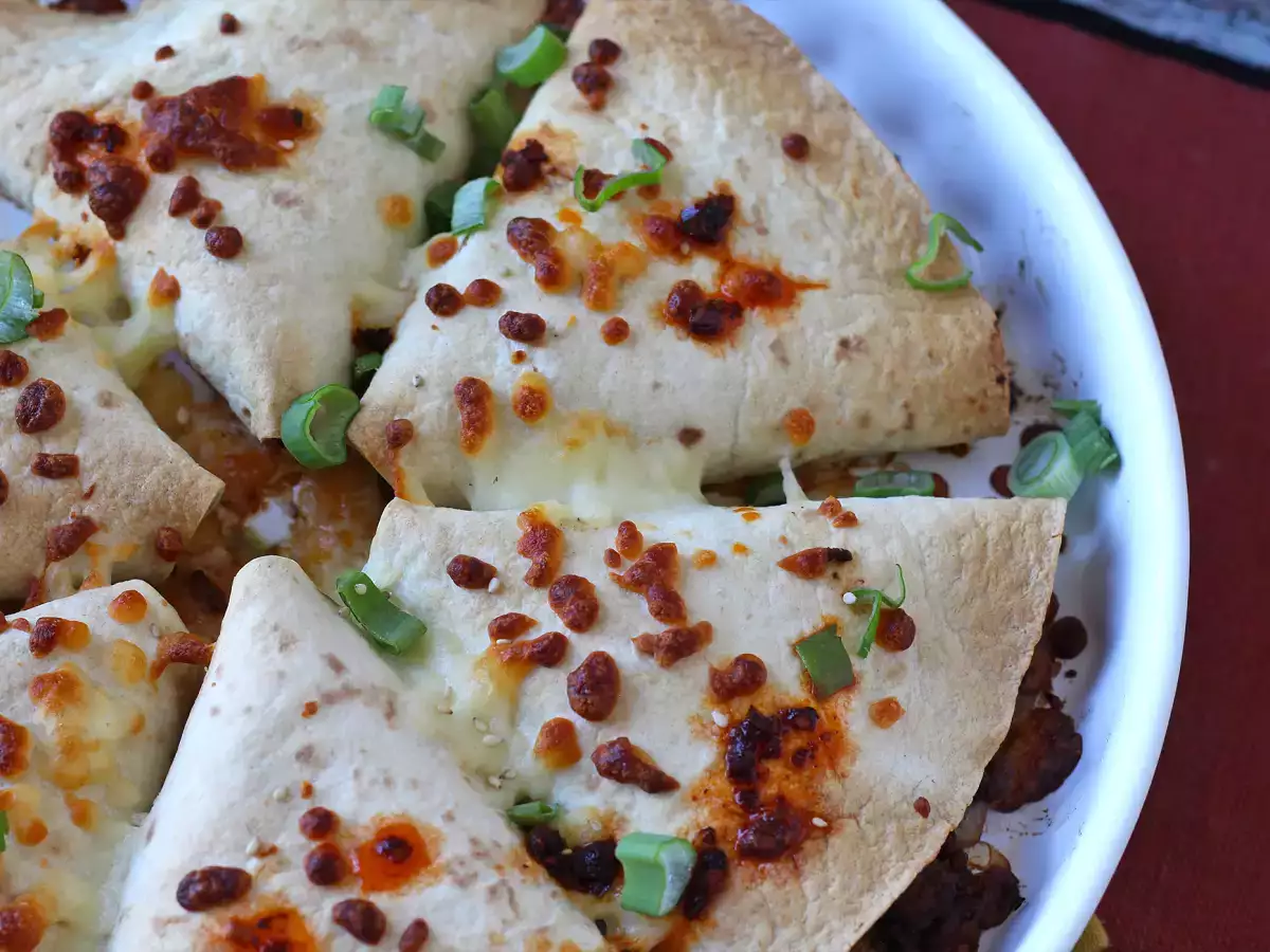 Печени на фурна тортили с кесадиля и пикантен пълнеж от говеждо месо - снимка 5