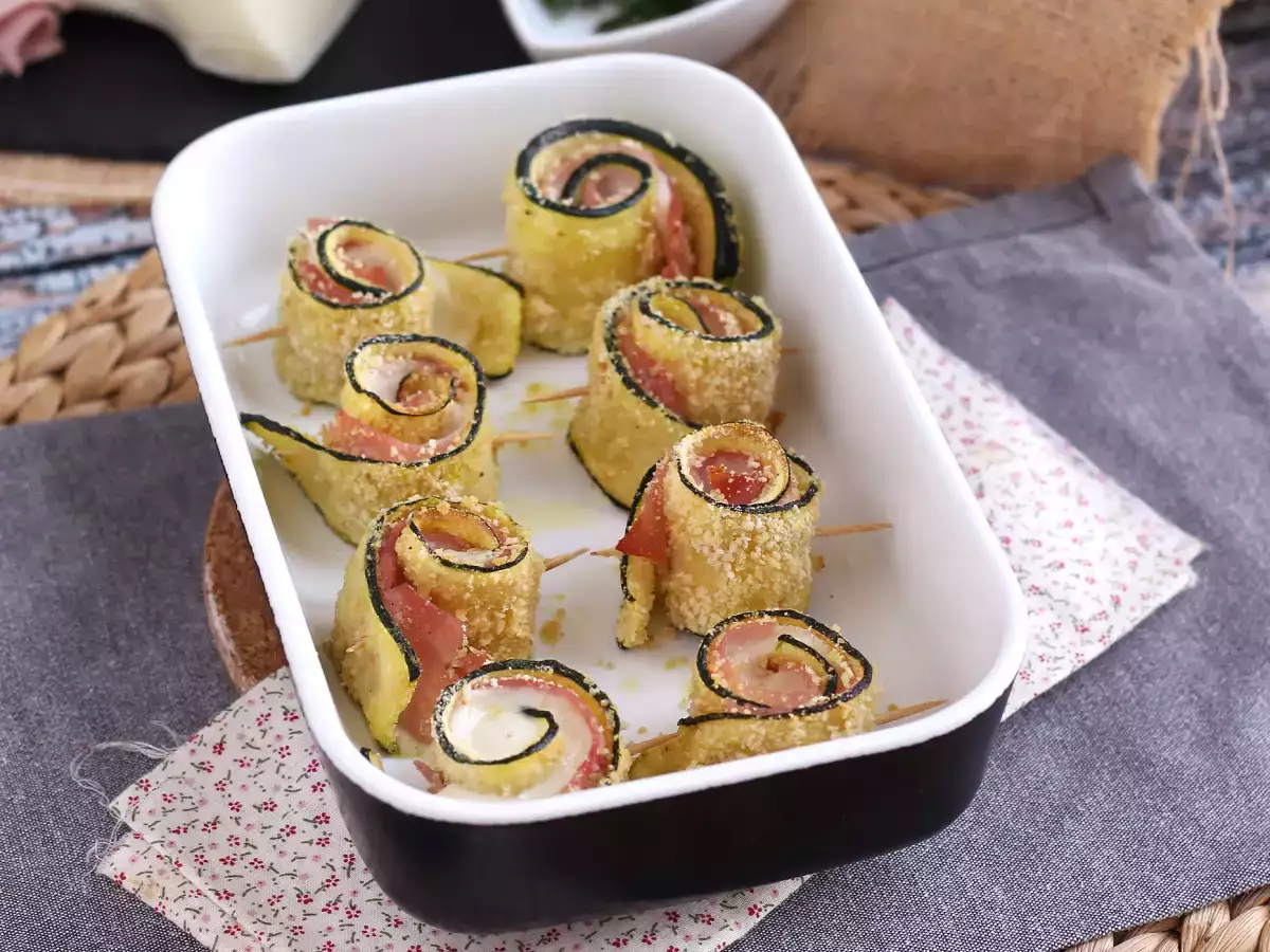 Печени рулца от тиквички с шунка и сирене скаморца - снимка 3