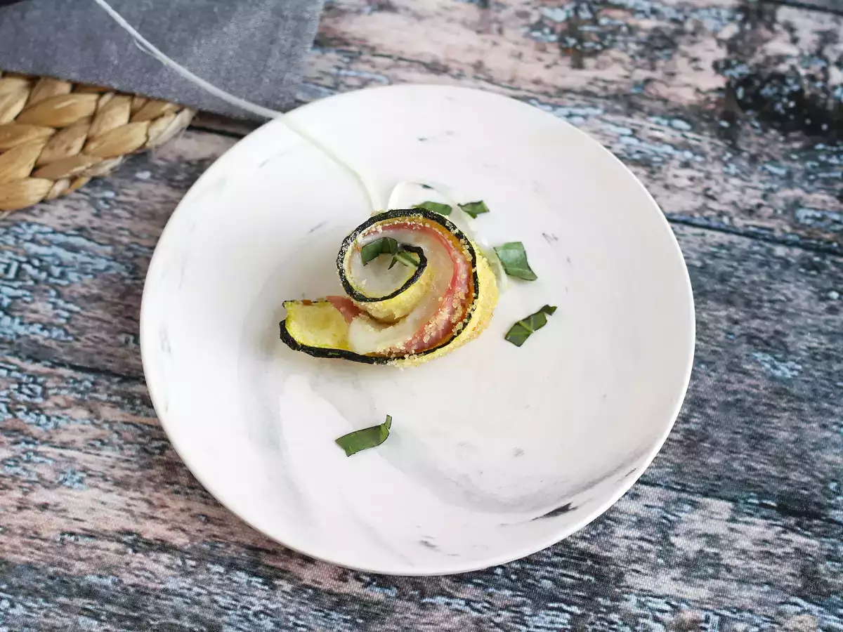 Печени рулца от тиквички с шунка и сирене скаморца - снимка 5