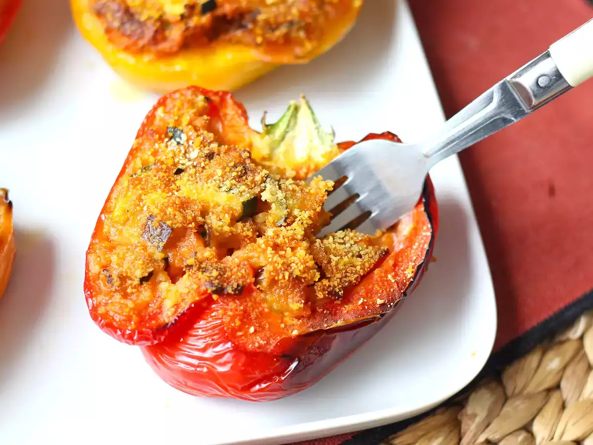 Печени вегетариански пълнени чушки: лесна и вкусна рецепта със зеленчуци и сирене моцарела - снимка 2