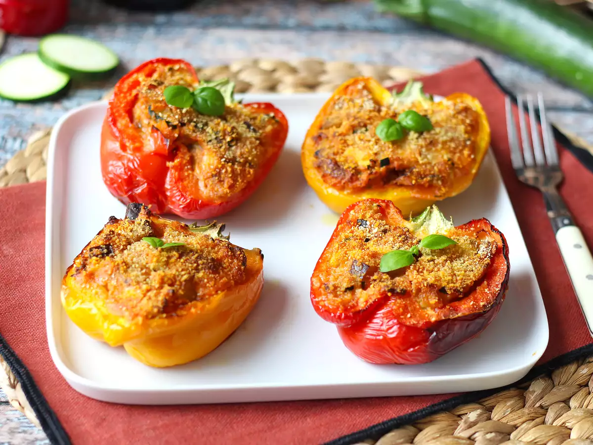 Печени вегетариански пълнени чушки: лесна и вкусна рецепта със зеленчуци и сирене моцарела - снимка 3