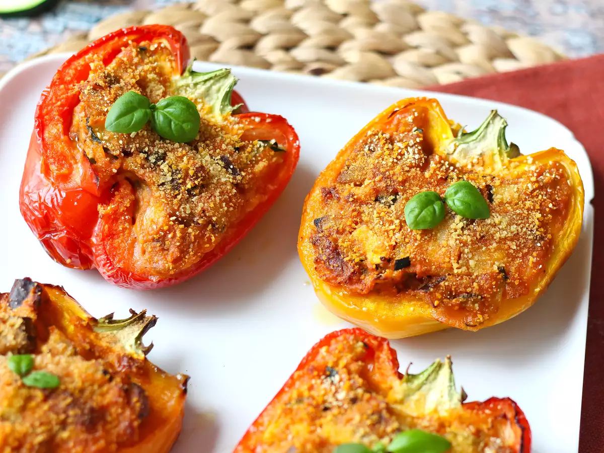 Печени вегетариански пълнени чушки: лесна и вкусна рецепта със зеленчуци и сирене моцарела - снимка 7