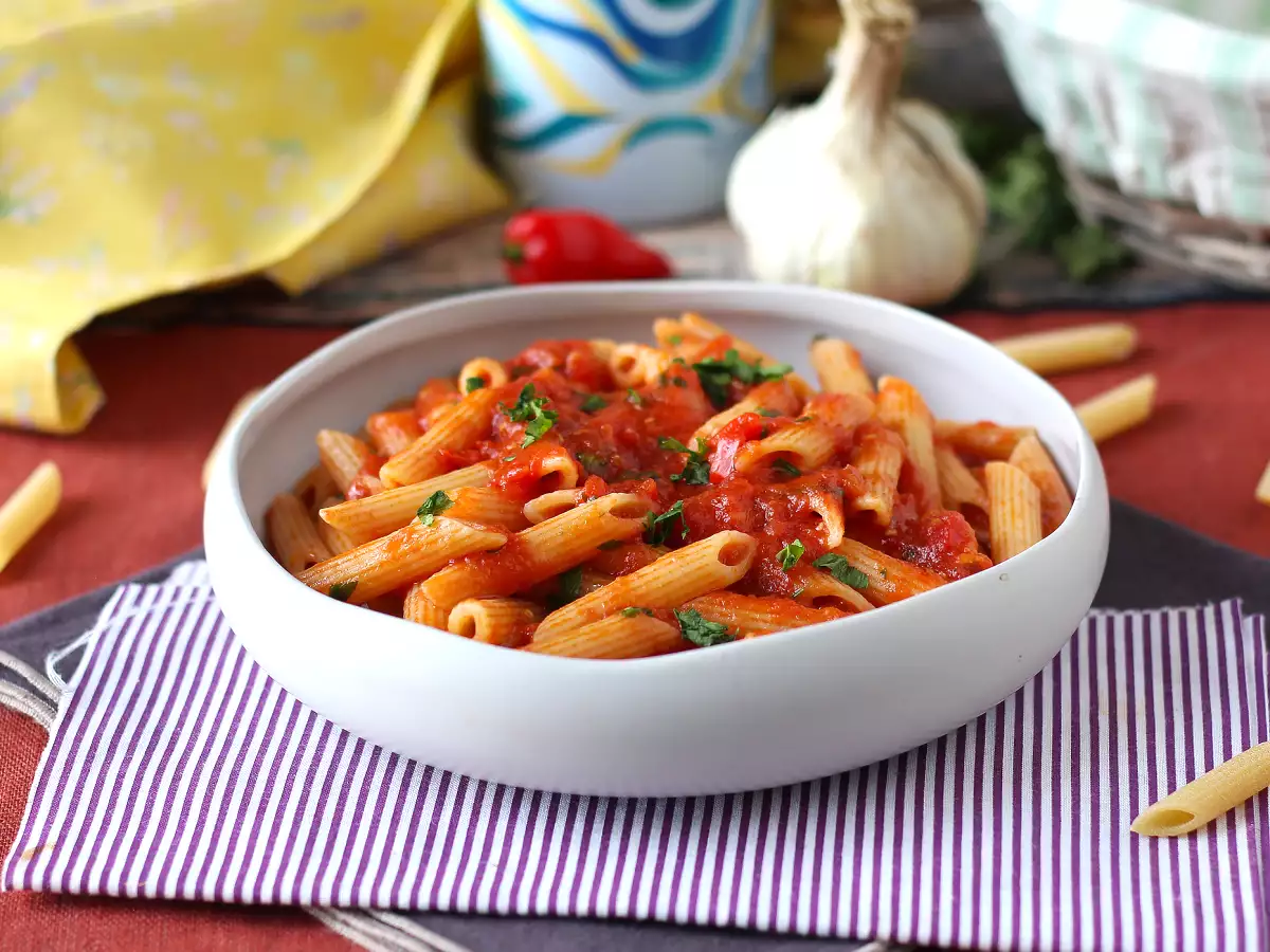 Penne all'arrabbiata: италианска класика, която сгрява сърцето!