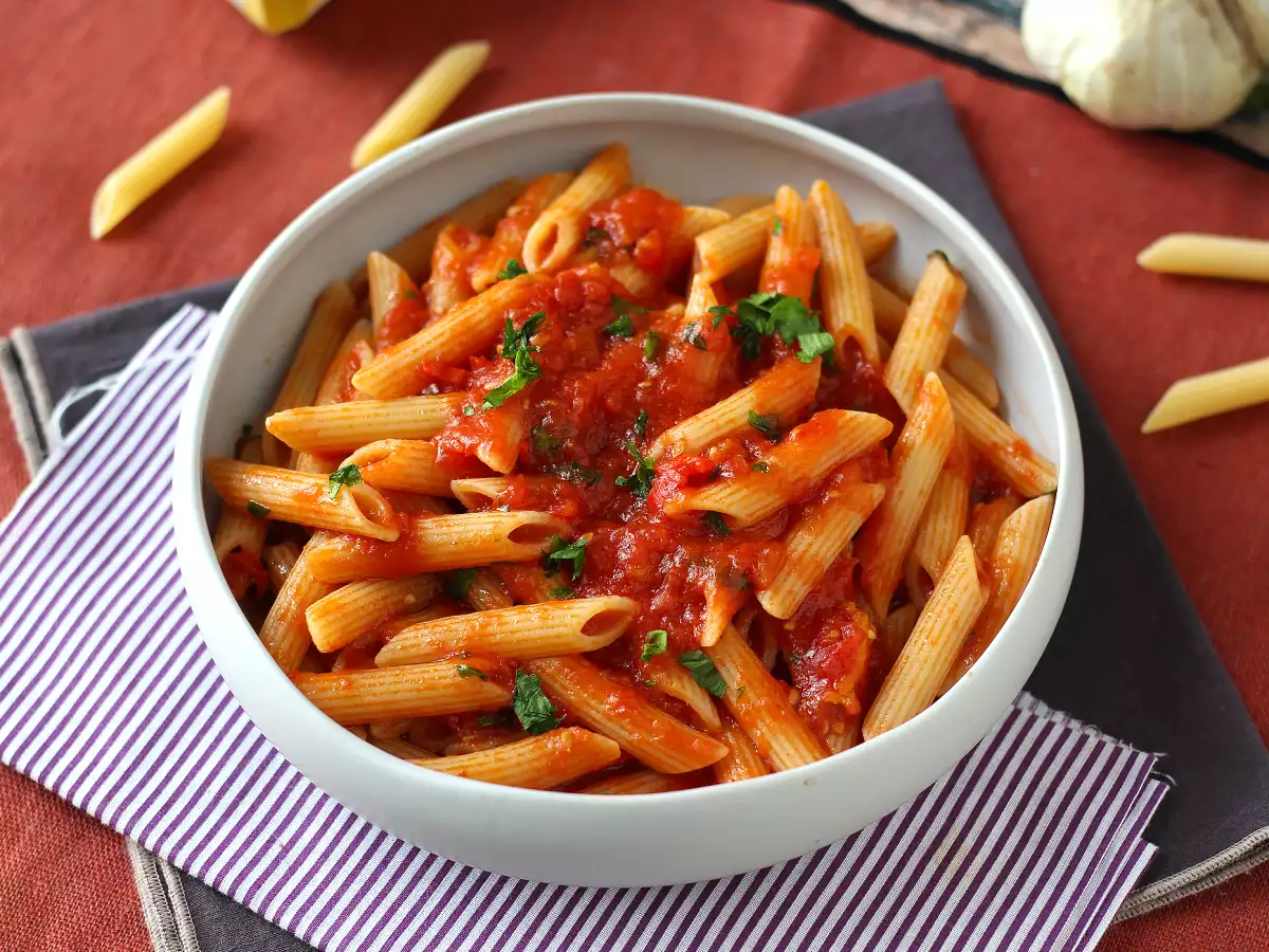 Penne all'arrabbiata: италианска класика, която сгрява сърцето! - снимка 2