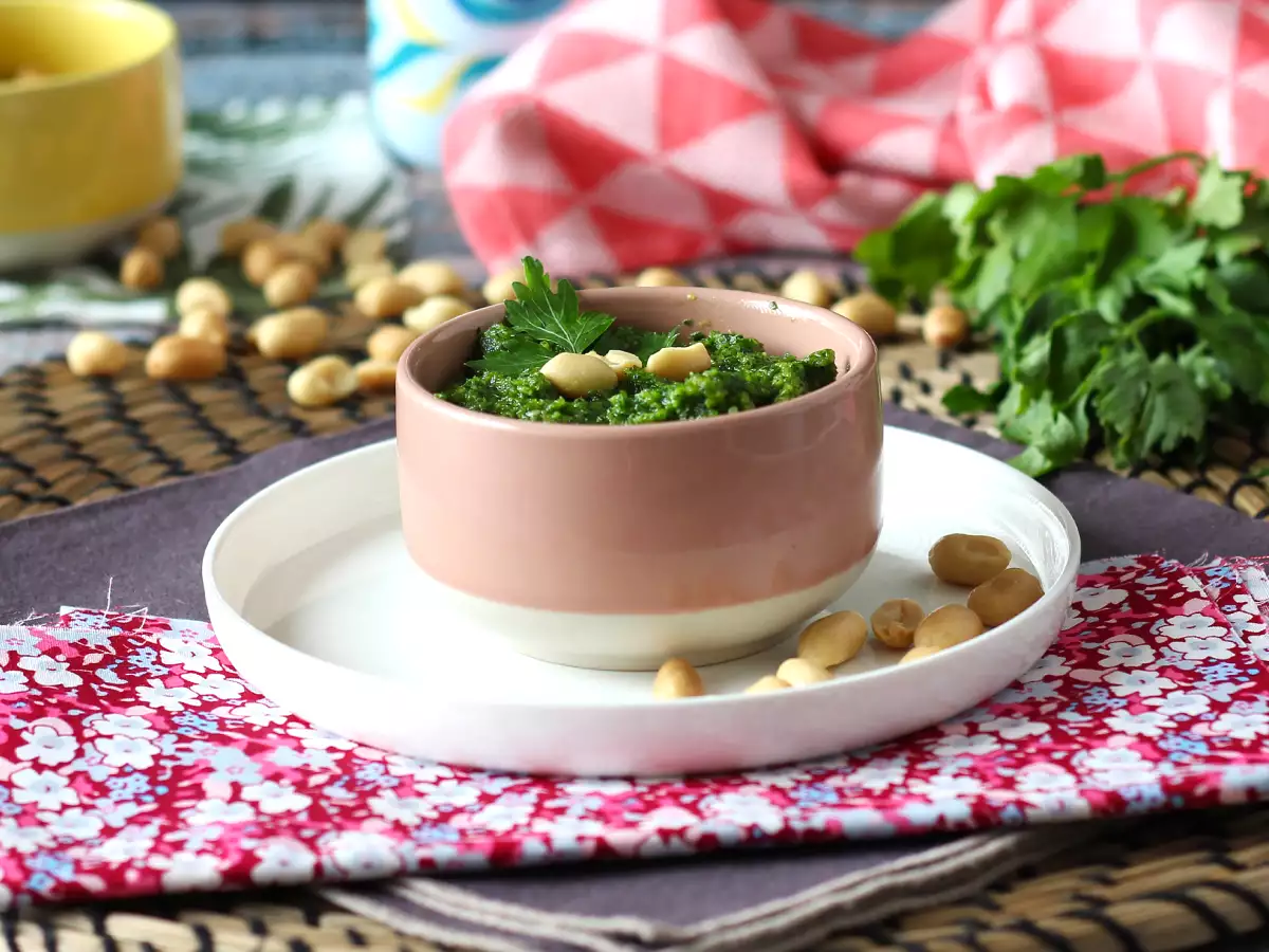 Песто от магданоз и фъстъци - експлозия от вкусове - снимка 3