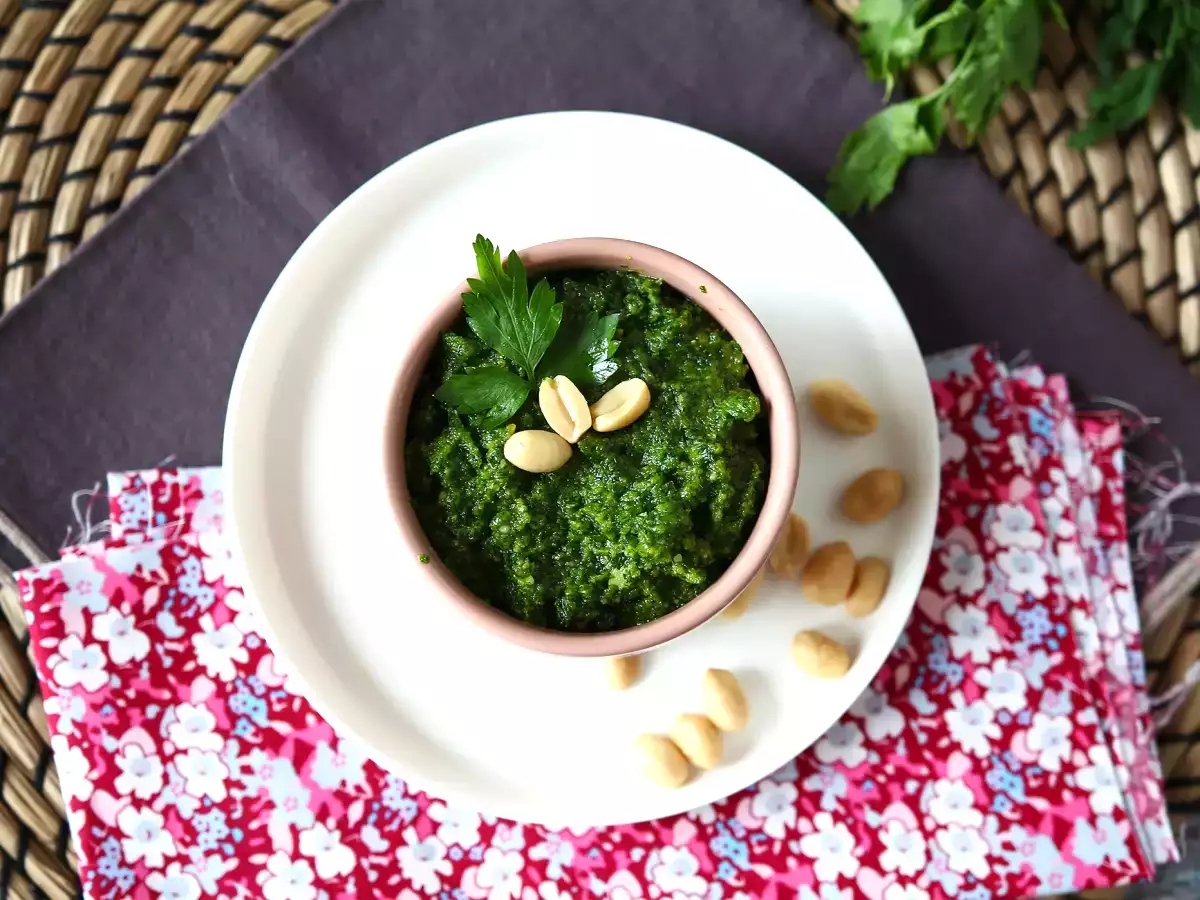 Песто от магданоз и фъстъци - експлозия от вкусове - снимка 4