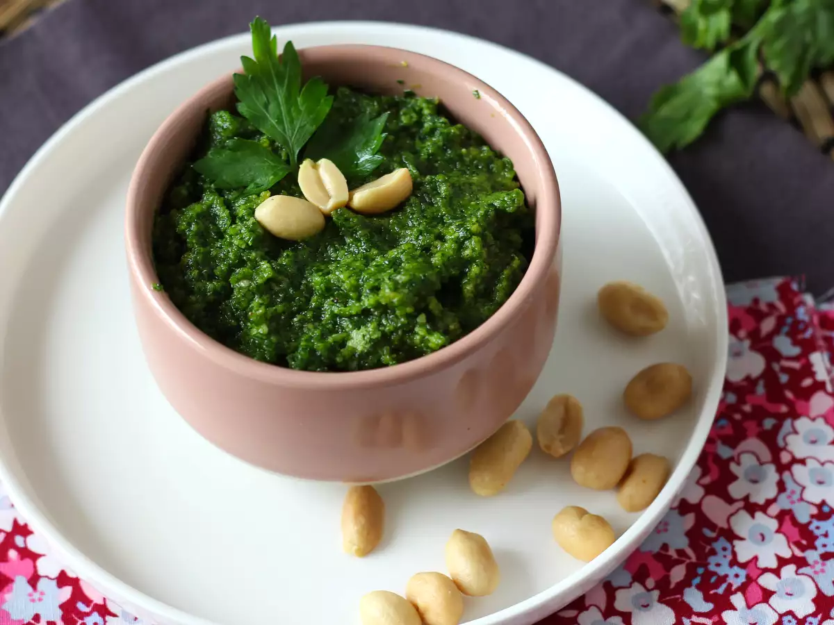 Песто с магданоз и фъстъци – експлозия от вкусове - снимка 2